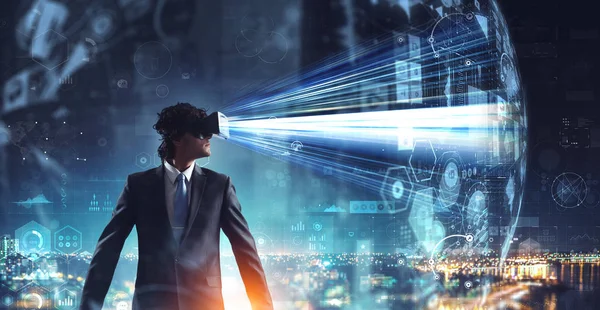 A experimentar a realidade virtual. Meios mistos — Fotografia de Stock