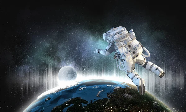 Astronaut på uppdrag i rymden. Mixed media — Stockfoto