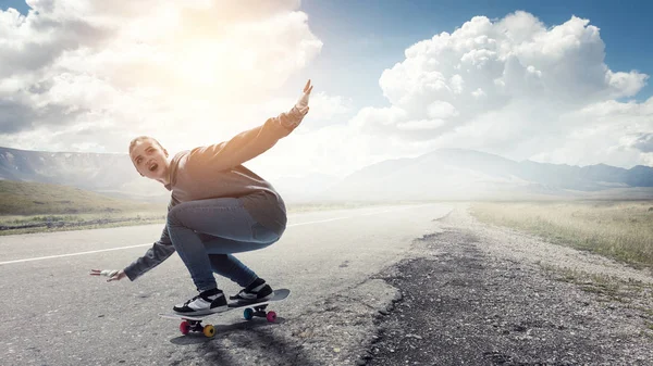 Tiener meisje rijdt haar skateboard. Mixed media — Stockfoto
