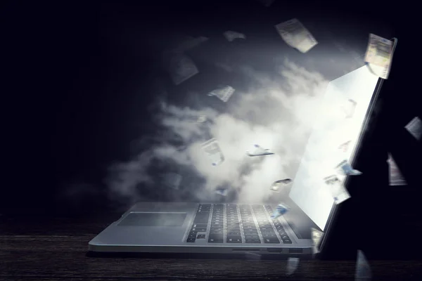 Відкритий Ноутбук Темному Тлі Папери Літають Навколо Змішані Носії — стокове фото