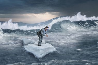 İşadamı buz bloğundan dalış maske içinde. Karışık teknik