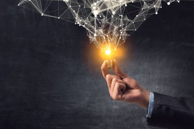 İş adamının elinde yenilikçi fikir