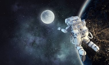 Astronot uzay görevi üzerinde. Karışık teknik