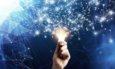 İş adamının elinde yenilikçi fikir