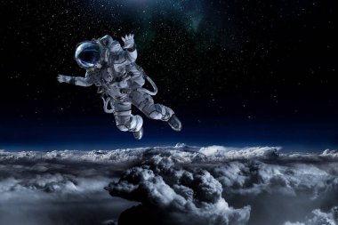 Astronot uzay görevi üzerinde. Karışık teknik