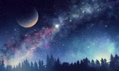 Gece yıldızlı gökyüzünde dolunay