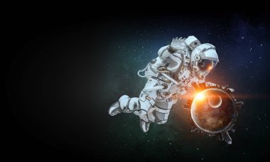 Astronot uzay görevi üzerinde. Karışık teknik
