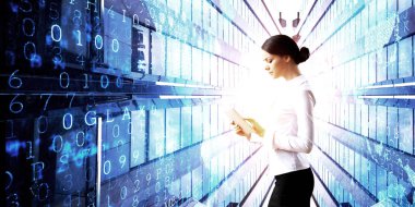 Tablet aygıtı kullanan kadın