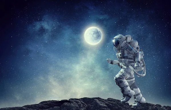 Spaceman alerga pe frânghie. Media mixtă — Fotografie, imagine de stoc