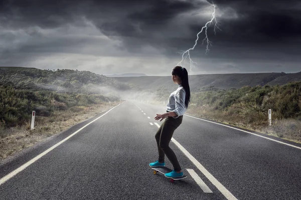 Han är cool skateboardåkare. Mixed media — Stockfoto