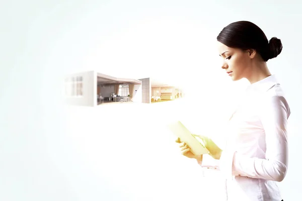 Mujer usando dispositivo de tableta. Medios mixtos — Foto de Stock