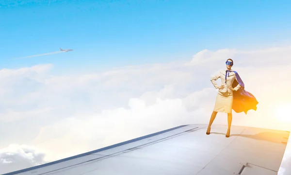 Jovem Empresária Beira Asa Avião Meios Mistos — Fotografia de Stock