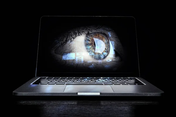 Kvinnliga ögat från laptop — Stockfoto