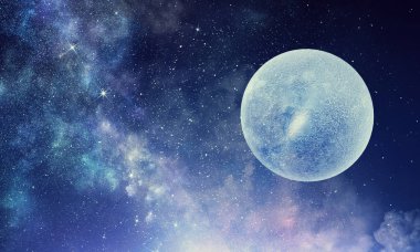 Gece yıldızlı gökyüzünde dolunay