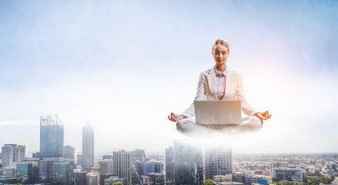 Kadın float şehir üzerinde