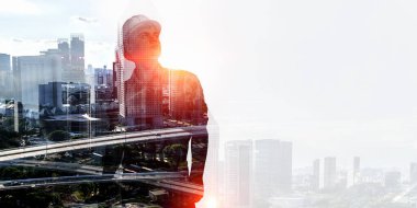 Oluşturucu adam cityscape karşı