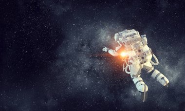 Astronot uzay görevi üzerinde. Karışık teknik