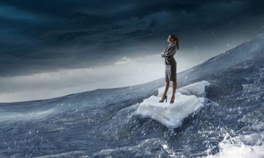 Sörf denizde yüzen buz kütlesi. Karışık teknik