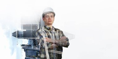 Oluşturucu adam cityscape karşı