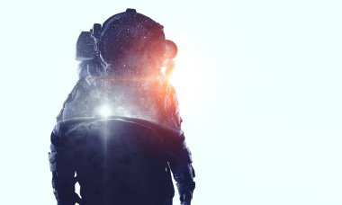 Beyaz uzay adamı. Karışık teknik