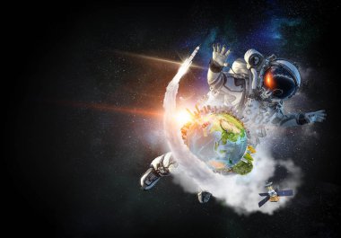 Astronot uzay görevi üzerinde. Karışık teknik