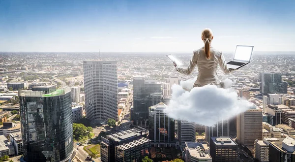 Vrouw zweven boven stad — Stockfoto