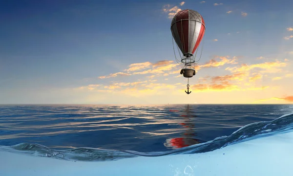 Luftballon über dem Wasser. Gemischte Medien — Stockfoto