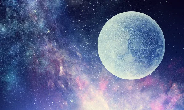Gece yıldızlı gökyüzünde dolunay — Stok fotoğraf
