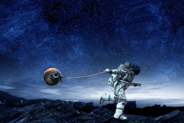 Raumfahrer stehlen Planeten. Gemischte Medien — Stockfoto