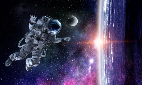 Astronot uzay görevi üzerinde. Karışık teknik
