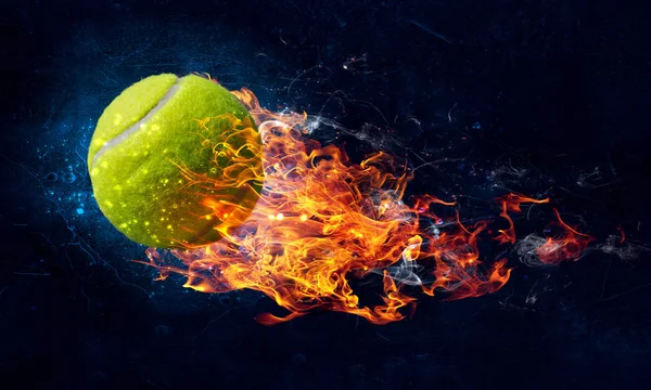 Pelota de tenis en llamas —  Fotos de Stock