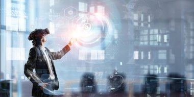 Sanal gerçeklik yaşıyor. Karışık teknik