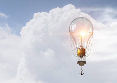 Cam ampul mavi gökyüzünde. Karışık teknik