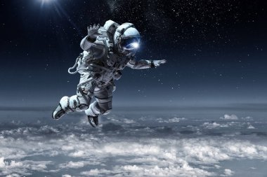 Astronot uzay görevi üzerinde. Karışık teknik