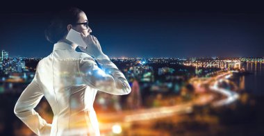 İş kadını telefon konuşmamız. Karışık teknik