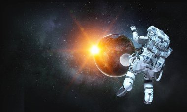 Astronot uzay görevi üzerinde. Karışık teknik