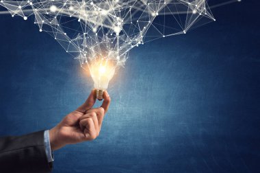 İş adamının elinde yenilikçi fikir