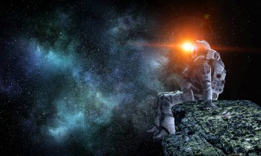 Rock kenarında uzay adamı. Karışık teknik