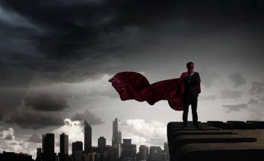 Güçlü ve kuvvetli süper kahraman. Karışık teknik