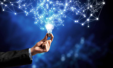 İş adamının elinde yenilikçi fikir
