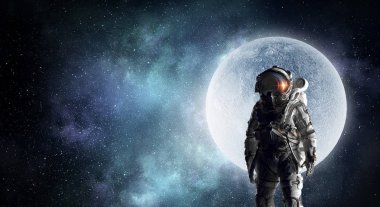 Spaceman karanlık yıldızlı gökyüzü karşı takım elbiseli. Karışık teknik