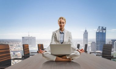 İş kadını işyerinde meditasyon. Karışık teknik