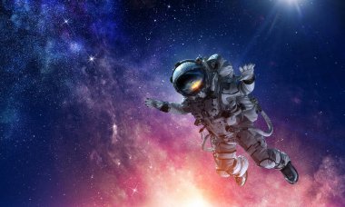 Astronot uzay görevi üzerinde. Karışık teknik