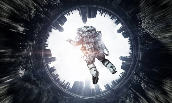 Astronaut på uppdrag i rymden. Mixed media — Stockfoto