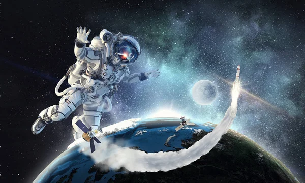 Astronaut på uppdrag i rymden. Mixed media — Stockfoto