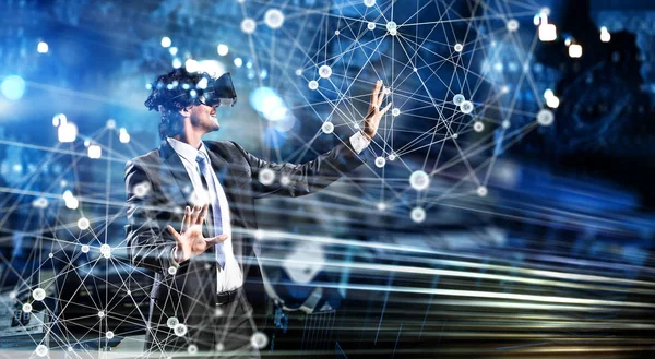 Experiencing virtual reality. Mixed media — Stock Photo, Image
