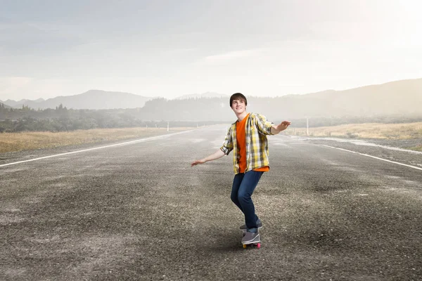 Er ist cooler Skateboarder. Gemischte Medien — Stockfoto