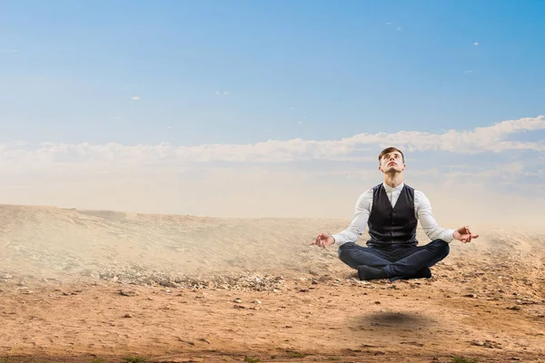 Tratando de encontrar el equilibrio. Medios mixtos — Foto de Stock