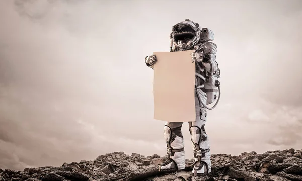 Spaceman verkennen planeet. Mixed media — Stockfoto