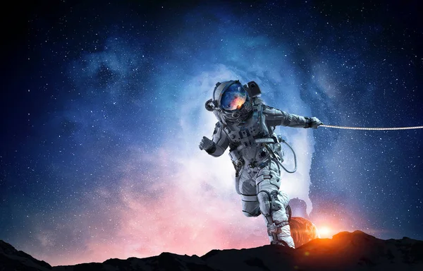 El hombre espacial roba el planeta. Medios mixtos —  Fotos de Stock